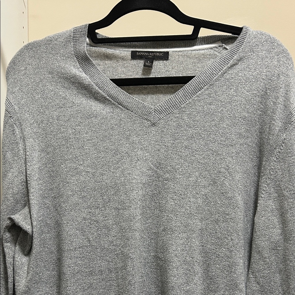 Banana Republic Men's V-Neck Sweater in Gray